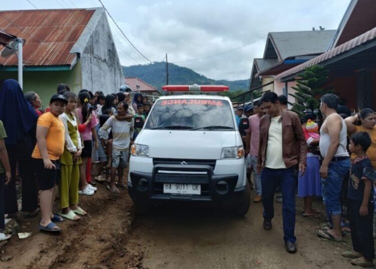 Jenazah pria yang gantung diri di rumahnya di Gang Bandes Cengkeh RT 005 RW 002, Kelurahan Cengkeh Nan XX, Kecamatan Lubuk Begalung, Kota Padang, pada Minggu (18/10/2025) siang dibawa dengan ambulans ke rumah sakit. Foto: Polsek Lubeg