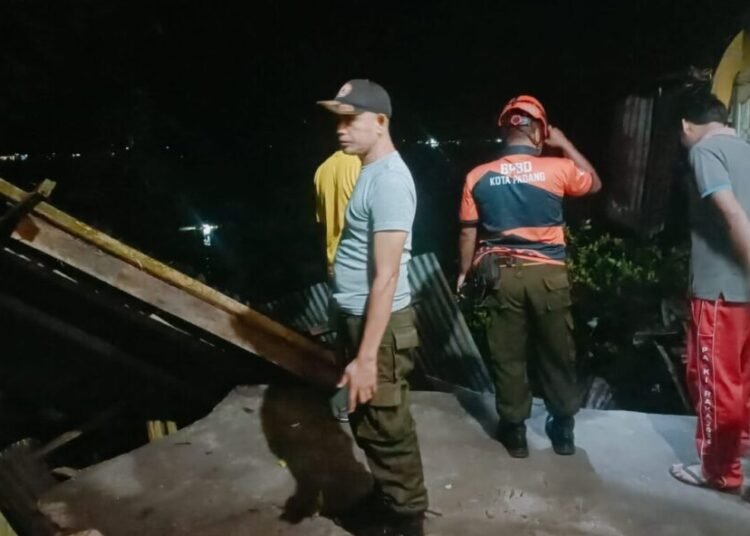 Petugas BPBD Kota Padang mengunjungi rumah yang dihantam longsor di Labuhan Tarok, RT 001, RW 002, Kelurahan Bungus Barat, Kecamatan Bungus Teluk Kabung, dihantam longsor pada Minggu (19/10). Foto: BPBD Padang