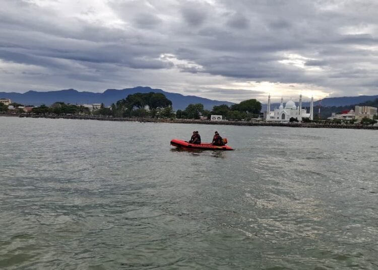 Tim SAR gabungan menyisiri pantai mencari pelajar terseret ombak di Pantai Padang, Senin (20/10/2025) pagi. Foto: Basarnas Padang