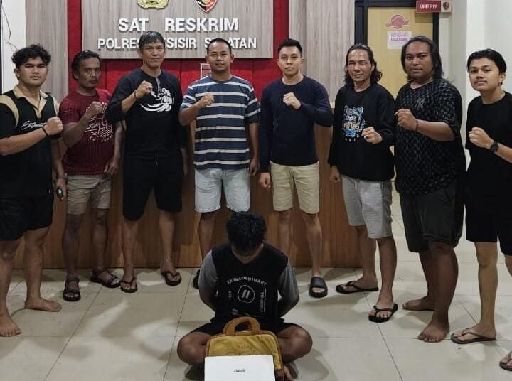Polisi menangkap pelaku pencuri inisial RMW (21), di Kampung Sungai Sarik Lumpo, Kenagarian Sungai Sarik, Kecamatan IV Jurai, Pesisir Selatan, pada Minggu (19/10/2025). Foto: Polres Pesisir Selatan