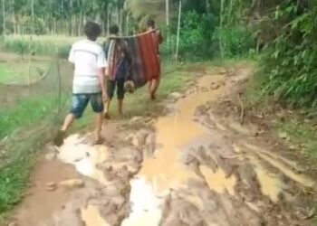 Video: Jalan Rusak, Warga Ditandu Pergi Berobat di Agam