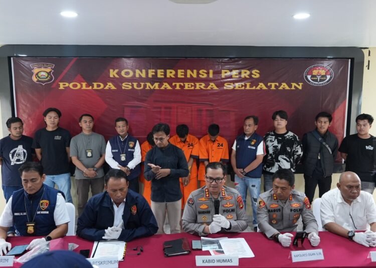 Polisi menangkap pelaku pembakaran hidup-hidup Asril Wahyudi (28), sopir asal Kabupaten Solok Selatan, Sumatera Barat, yang ditemukan tewas terbakar dalam truk di Kabupaten Ogan Ilir, Sumatera Selatan pada Senin (13/10/2025) dini hari. Foto: Polda Sumatera Selatan