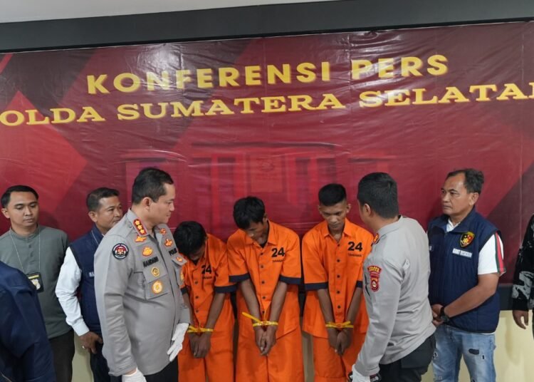 Tiga pelaku pembakaran hidup-hidup Asril Wahyudi (28), sopir asal Kabupaten Solok Selatan, Sumatera Barat, yang ditemukan tewas terbakar dalam truk di Kabupaten Ogan Ilir, Sumatera Selatan pada Senin (13/10/2025) dini hari ditangkap polisi. Foto: Dokumentasi Polda Sumatera Selatan