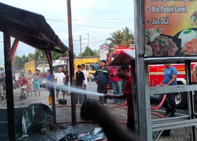 Kebakaran melanda sebuah bengkel motor di Kampung Talang Bungo, Kenagarian Tanjung Pondok, Kecamatan Basa Ampek Balai Tapan, Kabupaten Pesisir Selatan, pada Rabu (22/10/2025) pagi. Foto: Satpol PP dan Damkar Pesisir Selatan