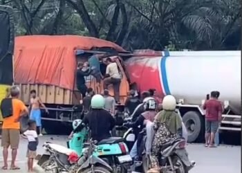 Video: Detik-detik Evakuasi Sopir Truk yang Terlibat Kecelakaan di Dharmasraya