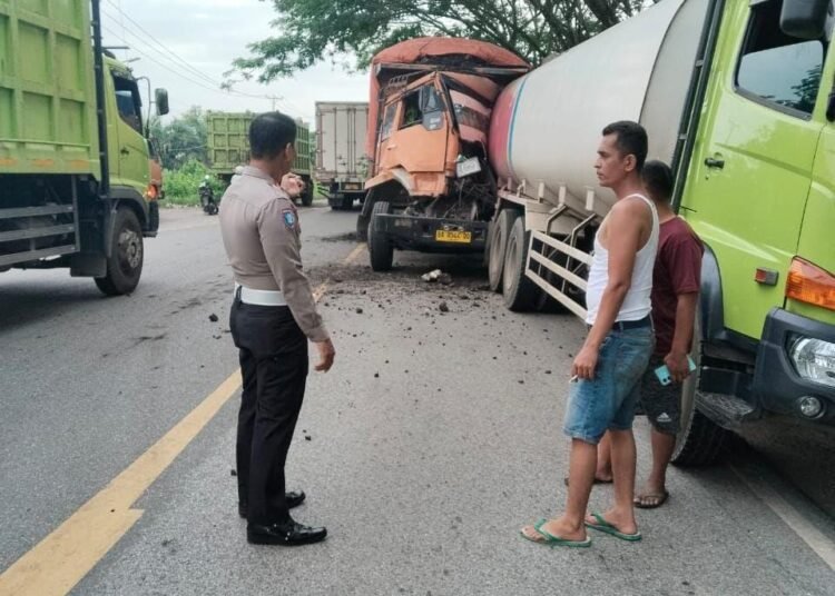Kecelakaan di Jalan Lintas Sumatera KM 209, Jorong Kampung Dondan, Nagari Gunung Medan, Kecamatan Sitiung, Dharmasraya, pada Rabu (22/10) Foto: Polres Dharmasraya