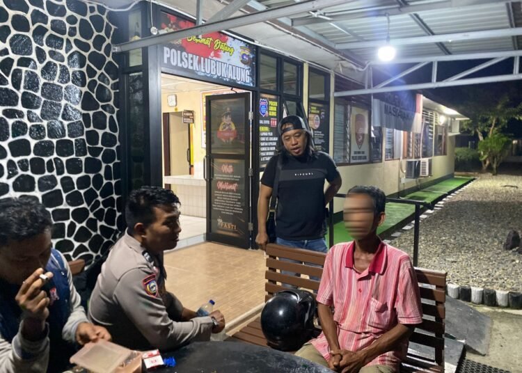 Polisi menangkap pria yang diduga melakukan pencabulan terhadap anak kandungnya usia 11 tahun, Rabu (22/10).  Foto: Polres Padang Pariaman