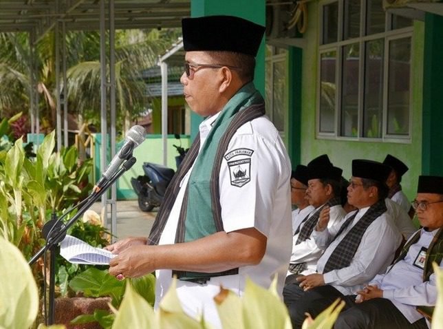 Wakil Wali Kota Pariaman, Mulyadi, bertindak sebagai pembina pada apel Peringatan Hari Santri Nasional ke-10 Tahun 2025 di halaman Kantor Kementerian Agama (Kemenag) Pariaman, pada Rabu (22/10/2025).