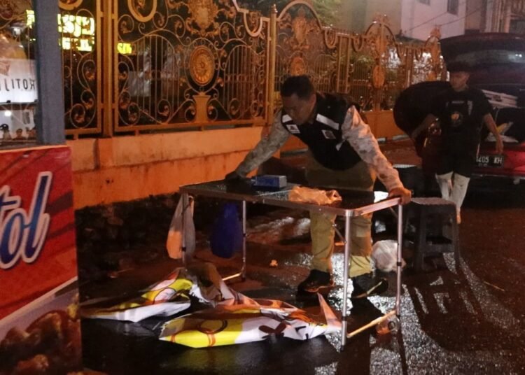 Satpol PP Padang menertibkan lapak Pedagang Kaki Lima (PKL) yang berjualan di atas fasilitas umum pada Rabu (22/10/2025) malam. Foto: Satpol PP Padang