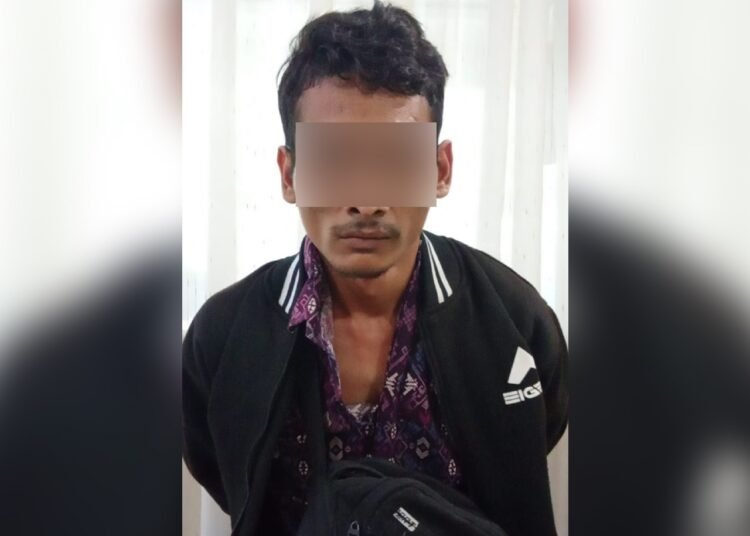 Polisi menangkap  pelaku eksibisionisme di Pasie Dama, Kelurahan Pasia Nan Tigo, Kecamatan Koto Tangah, Padang pada Rabu (22/10) siang.