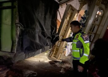 Gagal Nanjak, Truk Tabrak Hantam Dua Rumah di Padang Panjang