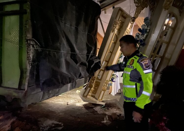 Kecelakaan tunggal di Jalan Padang Panjang - Bukittinggi, tepatnya di Jorong Koto Tuo Nagari Panyalaian, Kecamatan X Koto, Kabupaten Tanah Datar, pada Kamis (23/10/2025) dini hari. Foto: Polres Padang Panjang