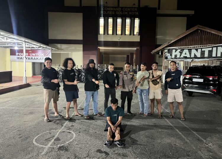 Polisi menangkap pelaku pencurian dengan kekerasan di sebuah rumah kontrakan di belakang Hotel Alona, Kelurahan Bungo Barat, Kecamatan Pasar Muaro Bungo, Kabupaten Bungo, Jambi, pada Senin (20/10/2025) malam. Foto: Polres Solok Kota