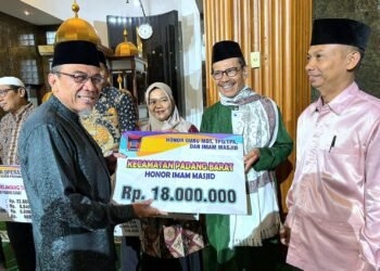 Wakil Wali Kota Padang Serahkan Dana Operasional Triwulan III 2025 di Padang Barat