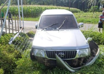 Mobil Kijang Tabrak Motor dan Pagar Sekolah di Pasaman Barat, 2 Orang Terluka
