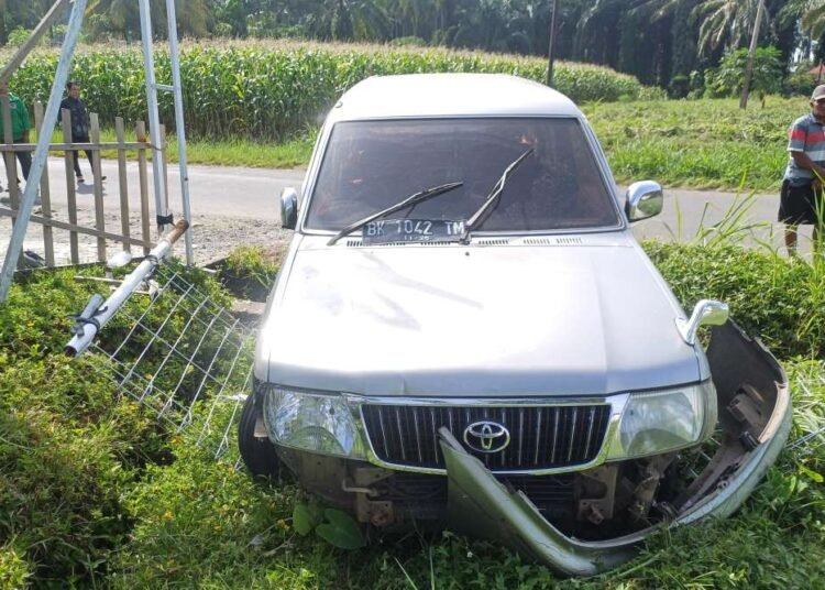 Mobil Toyota Kijang menabrak motor dan pagar di Jalan Lintas Umum Tapalan, Jorong Sukamenanti, Nagari Aur Kuning, Kecamatan Pasaman, Pasaman Barat, pada Kamis (23/10/2025) sekitar pukul 09.00 WIB. Foto: Polres Pasaman Barat