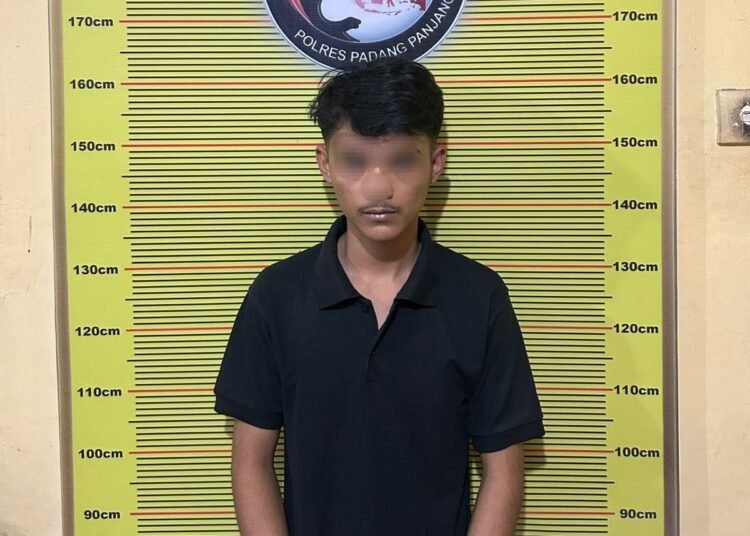 Polisi menangkap pemuda berinisial TH (19), di Jalan Anas Karim, Kelurahan Kampung Manggis, Kecamatan Padang Panjang Barat, Padang Panjang, pada Rabu (22/10/2025). Foto: Polres Padang Panjang