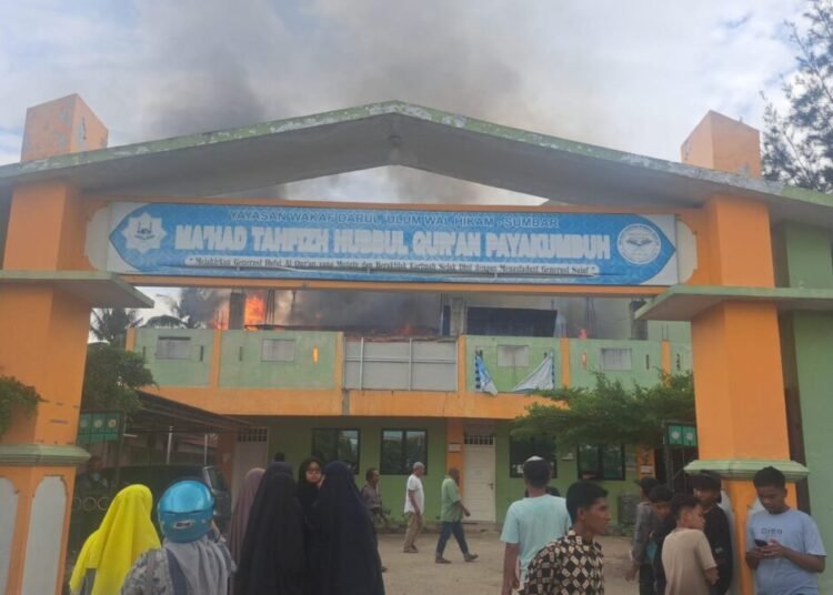 Ma’had Tahfizh Hubbul Qur’an di Jalan Raflesia, Subarang Batuang, Kecamatan Payakumbuh Barat, Kota Payakumbuh, terbakar pada Jumat (24/10/2025) sore.