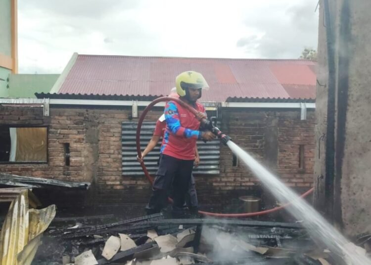 Petugas mendinginkan Dapur Pesantren Ma'had Tahfizh Hubbul Qur’an di Jalan Raflesia, Kelurahan Subarang Batuang, Kecamatan Payakumbuh Barat, Kota Payakumbuh, yang terbakar pada Jumat (24/10/2025) sore. Foto: Damkar Payakumbuh