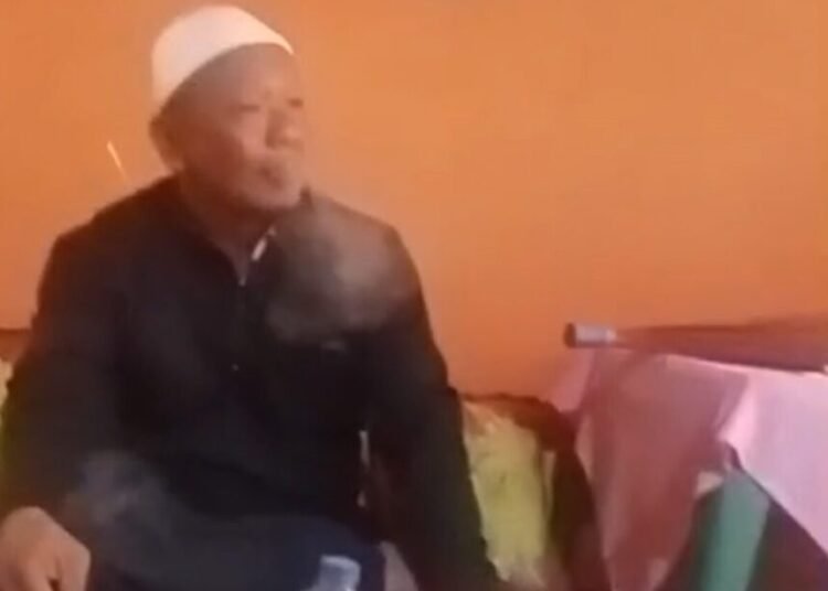 Tangkapan layar wajah terduga pelaku, yang diambil dari video yang sempat direkam korban hipnotis di Bukit Pulai, Kampung Jalamu, Nagari IV Koto Hilie, Kecamatan Batang Kapas, Pesisir Selatan, pada Kamis (23/10) sekitar pukul 14.00 WIB.