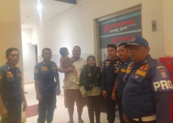 Damkar Evakuasi 3 Pengunjung Transmart Padang yang Terjebak dalam Lift