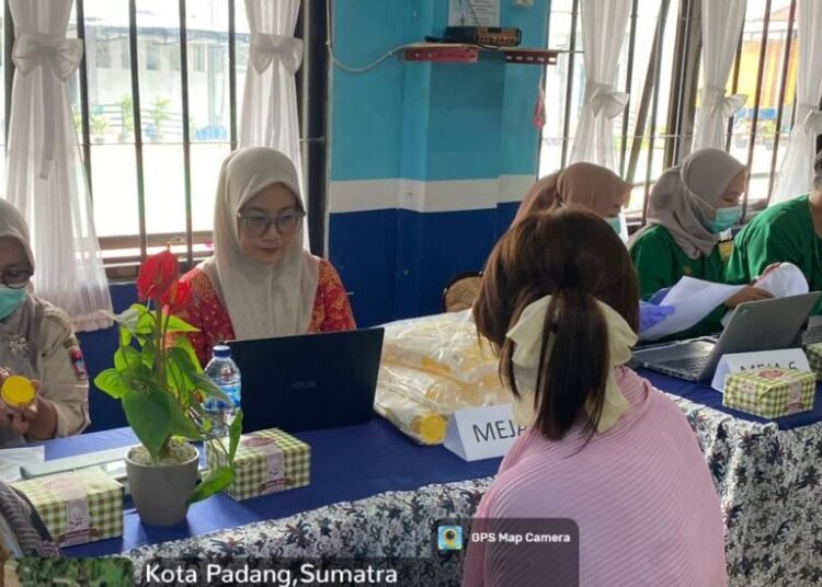 Petugas Kesehatan memeriksa kesehatan seorang warga binaan di Lapas Perempuan Kelas IIB Padang pada Kamis (16/10). Foto: Lapas Perempuan Kelas IIB Padang
