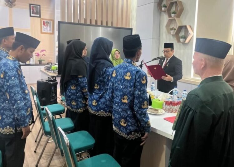 Penjabat Sekda Dharmasraya, Jasman Rizal, melantik sejumlah Pejabat administrator di ruangannya pada Jumat (24/10/2025).