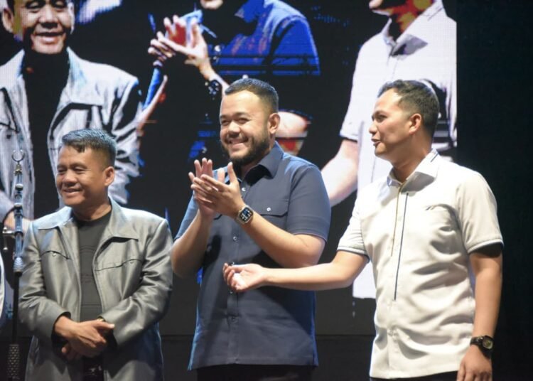 Wali Kota Padang, Fadly Amran, sekaligus Ketua DPW NasDem Sumbar menghadiri Festival Aksi Keselamatan Lalu Lintas dan Kebudayaan Kuliner Tradisional, di halaman Kantor Camat Kayu Tanam, pada Sabtu malam (25/10/2025).