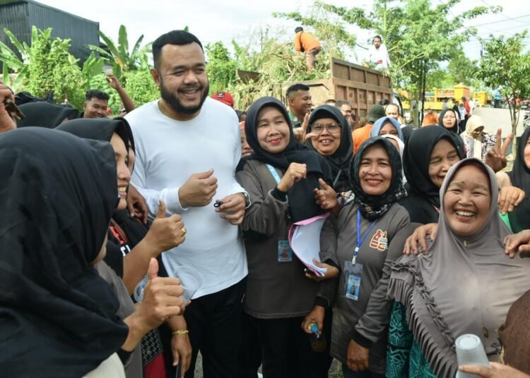 Wali Kota Padang, Fadly Amran, menghadiri kegiatan “Aksi Bersih Sungai Batang Maransi Aia Kalabu” pada Minggu (26/10/2025). Foto: Pemko Padang