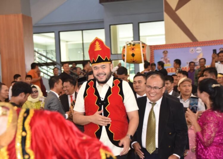 Wali Kota Padang, Fadly Amran, menghadiri pelantikan Badan Pengurus Harian (BPH) Ikatan Keluarga Masyarakat Nias (IKMN) Sumatera Barat (Sumbar) Periode 2025–2030 di Gedung Bagindo Aziz Chan Youth Center pada Minggu (26/10/2025). Foto: Pemko Padang