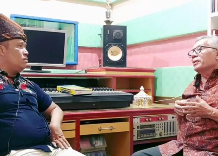 Agusli Taher (kanan) diwawancarai Andra (Yuang Tagia) dalam akun YouTube Minang Bagurau.