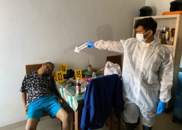 Polisi menjemput jenazah pria yang ditemukan meninggal di rumahnya di Kompleks Mega Permai I Blok E Nomor 9 RT 002, RW 012, Kelurahan Padang Sarai, Kecamatan Koto Tangah, Padang, pada Selasa (28/10) sekitar pukul 6.15 WIB. Foto: Polsek Koto Tangah