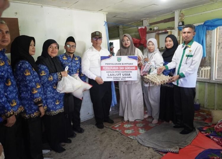 Pemerintah Kota Padang Panjang menyalurkan bantuan berupa pangan dan sandang bagi Penerima Pelayanan Kesejahteraan Sosial (PPKS), khususnya untuk lansia dan penyandang disabilitas, pada Selasa (28/10/2025).