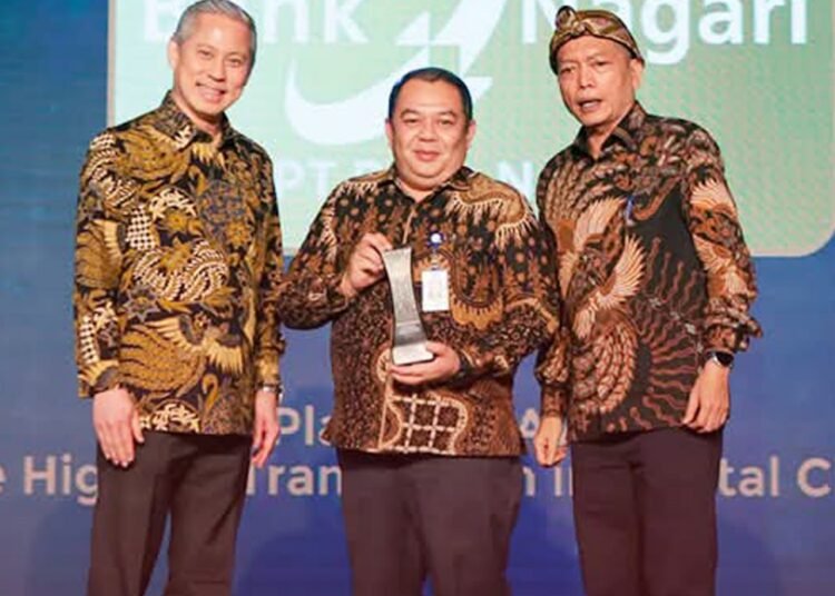 PT Bank Nagari kembali menorehkan prestasi membanggakan di tingkat nasional. Dalam ajang PRIMA Awards 2025 yang diselenggarakan oleh PT Rintis Sejahtera bekerja sama dengan Infobank, Bank Nagari berhasil meraih Predikat Platinum Award – The Highest Transaction in Digital Channels.