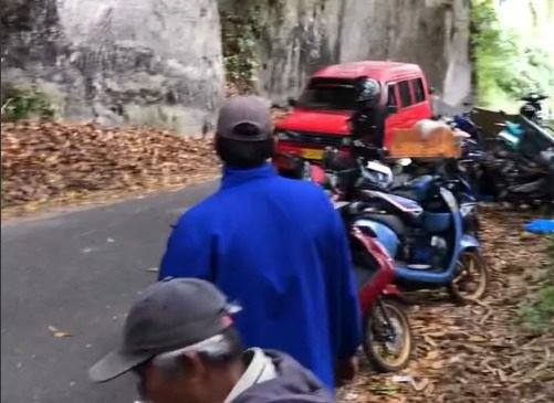 Situasi di TKP Kecelakaan tunggal di kawasan Kelok S, Jalan Binuang Jambak, Kecamatan IV Koto, Kabupaten Agam, pada Rabu (29/10/2025). Foto: Tangkapan layar media sosial