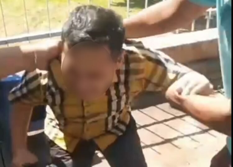 Video yang memperlihatkan warga di Kota Padang, Sumatera Barat, mengamankan seorang pria karena diduga melakukan perbuatan tak senonoh. Foto: Ist