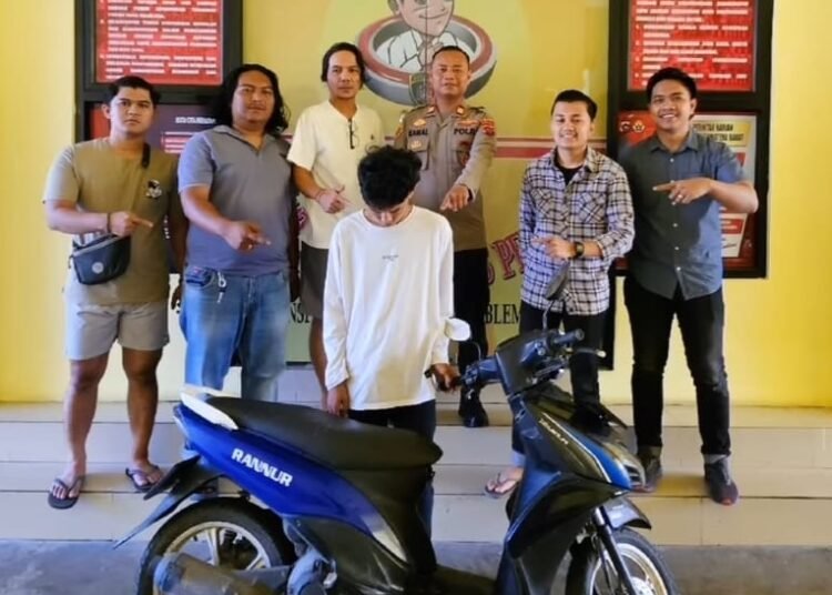 Polisi menangkap seorang terduga pencuri sepeda motor di Jalan Pacuan, Kampung Luar Salido, Nagari Salido, Kecamatan IV Jurai, Pesisir Selatan, pada Kamis (30/10) sekitar pukul 8.00 WIB. Foto: Polres Pesisir Selatan