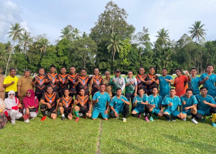 Persatuan Guru Republik Indonesia (PGRI) Kabupaten Padang Pariaman menggelar pertandingan sepak bola antar cabang di Lapangan Koto Mambang, Kecamatan Patamuan, Senin (6/10).