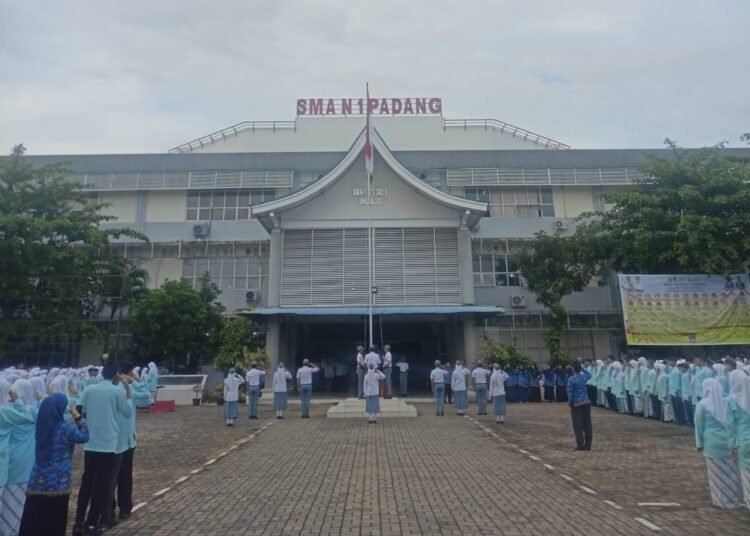 Upacara Hari Pendidikan Nasional di SMAN 1 Padang. Foto: Dok. SMAN 1 Padang.
