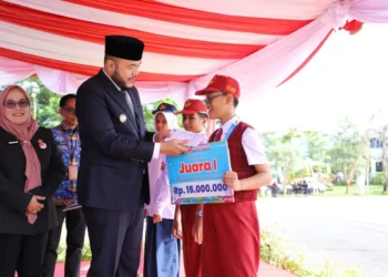 Peringati Hari Kesaktian Pancasila, Wali Kota Padang Serahkan Penghargaan kepada Pelajar Berprestasi