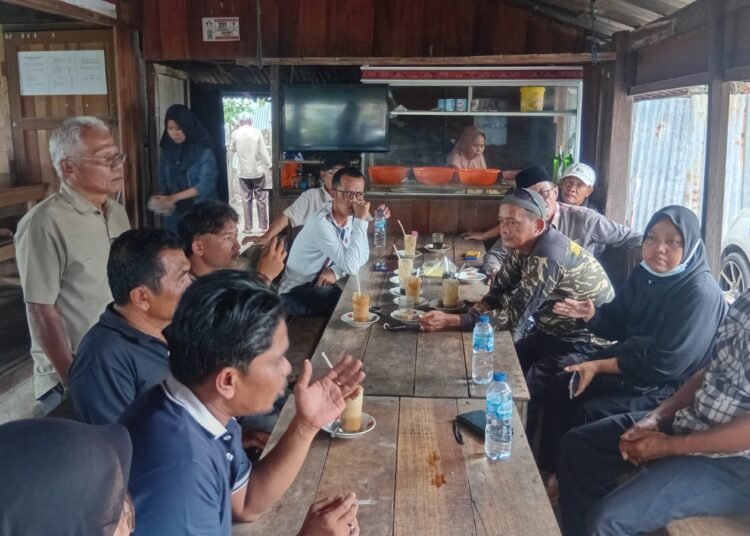 Keluarga korban pembunuhan di Padang Pariaman mendesak polisi segera mengungkap pelaku. Hal itu disampaikan keluarga korban saat konferensi pers di kawasan Nareh, Pariaman Utara, Minggu (19/10).