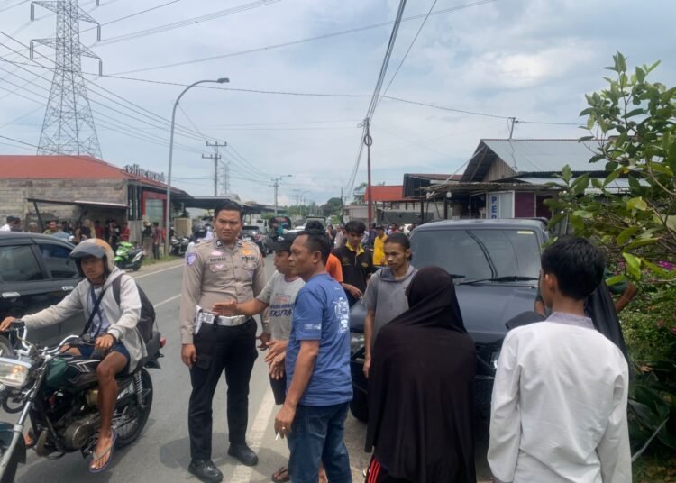 Polisi mengamankan Lokasi kecelakaan yang menewaskan seorang pengendara motor di Jalan Moh. Yamin, Kelurahan Balai Jaring, Kecamatan Payakumbuh Timur, pada Jumat (10/10/2025) siang.