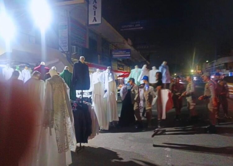 Satpol PP Padang menertibkan PKL yang berjualan di badan jalan. IST