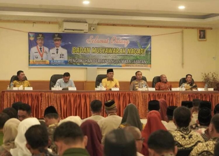 Prosesoi pengukuhan perpanjangan masa jabatan Bamus Nagari se-Kabupaten Solok Selatan di Hotel Pesona Alam Sangir, Kamis (30/10/2025).