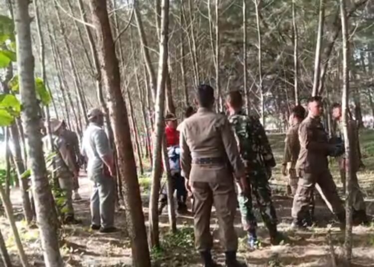 Situasi sempat ricuh mewarnai penertiban yang dilakukan Satuan Polisi Pamong Praja (Satpol PP) Kota Pariaman terhadap sejumlah pedagang di kawasan Pantai Kata, Minggu (26/10/2025). Foto: IST