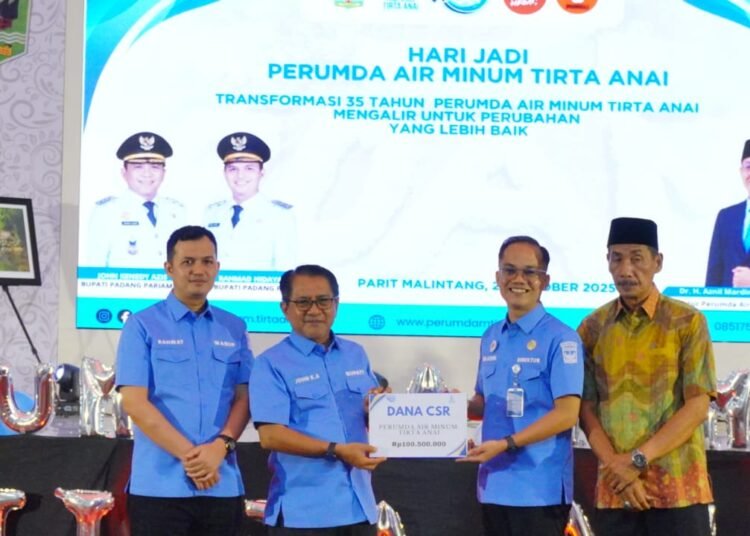 Bupati Padang Pariaman, John Kenedy Azis, menghadiri peringatan HUT ke-35 Perumda Air Minum Tirta Anai di Hall IKK Parit Malintang, Sabtu (25/10/2025).