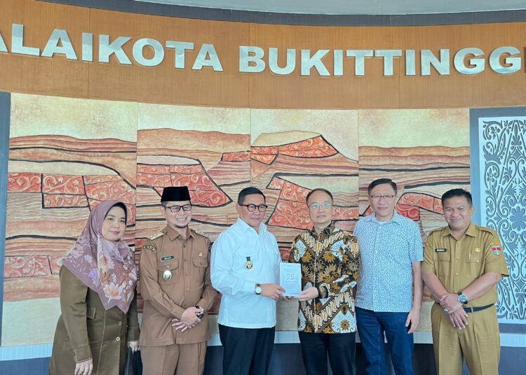 Wali Kota Bukittinggi, Ramlan Nurmatias, menerima kunjungan kehormatan Kepala Konsulat Jenderal (Konjen) Republik Rakyat Tiongkok dari Medan, Huang He, Selasa (21/10).