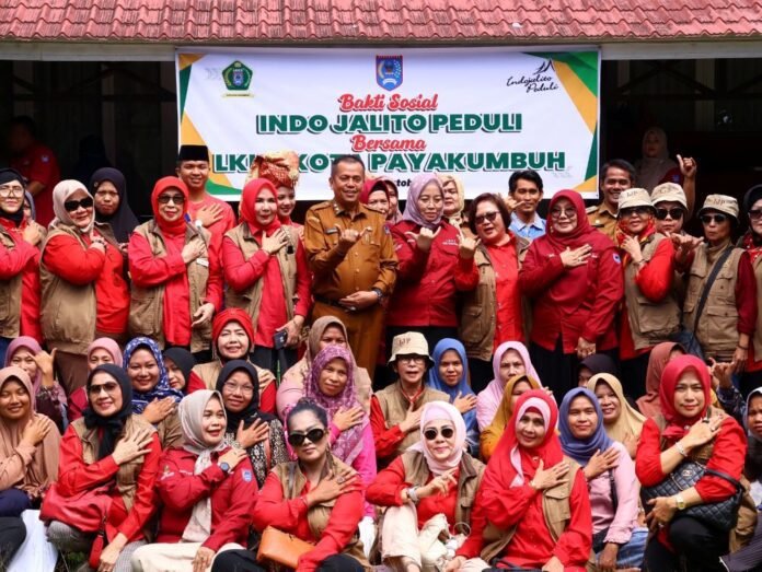 Pemko Payakumbuh bersama Lembaga LKKS daerah setempat dan organisasi perempuan perantau Indo Jalito Peduli menyalurkan bantuan 130 paket sembako kepada kepada masyarakat, pada Selasa (21/10/2025).