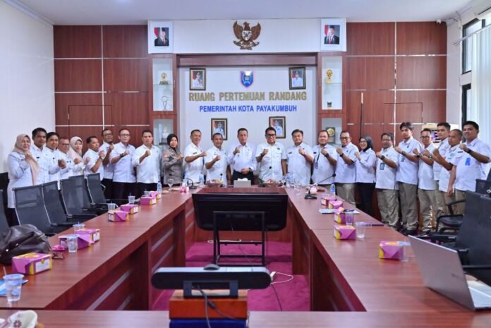 Wakil Wali Kota Payakumbuh, Elzadaswarman, bersama Asisten III, Polres Payakumbuh, BNN Kota Payakumbuh, serta OPD terkait saat menerima kunjungan kerja Kepala BNNP Sumatera Barat, Brigjen Pol Riki Yanuarfi, Rabu (22/10/2025).