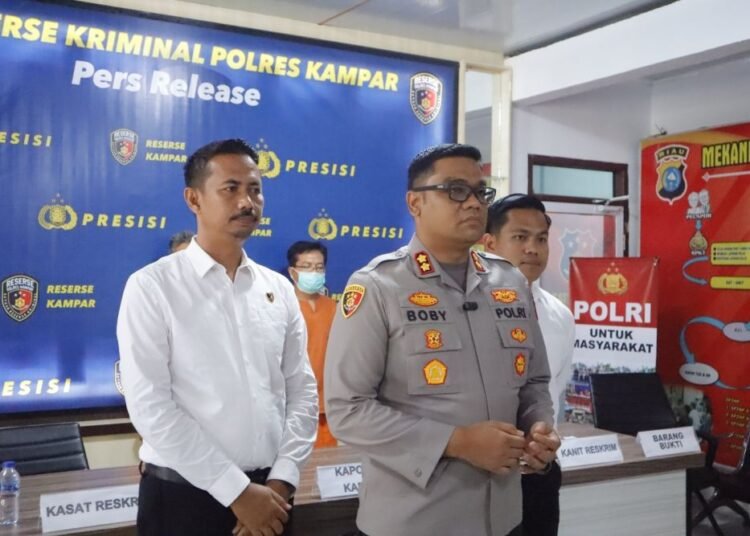 Polisi menangkap pengedar sabu-sabu dan pil ekstasi inisial FI (24), IQ (23), di Dusun II Singkawang, Desa Bukit Ranah, Kecamatan Kampar, Riau, pada Selasa (30/9/2025).